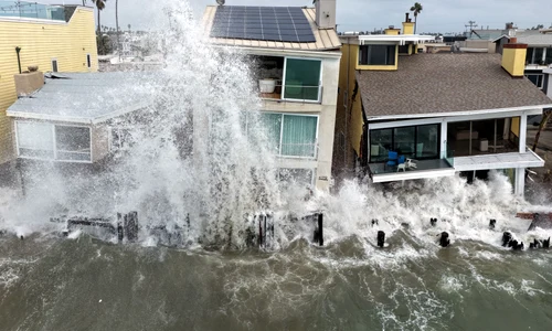 Daunele provocate de furtună pe faleză și la locuințele din Long Beach, California