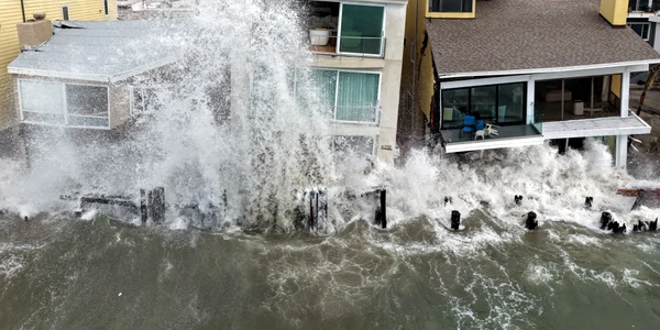 Daunele provocate de furtună pe faleză și la locuințele din Long Beach, California