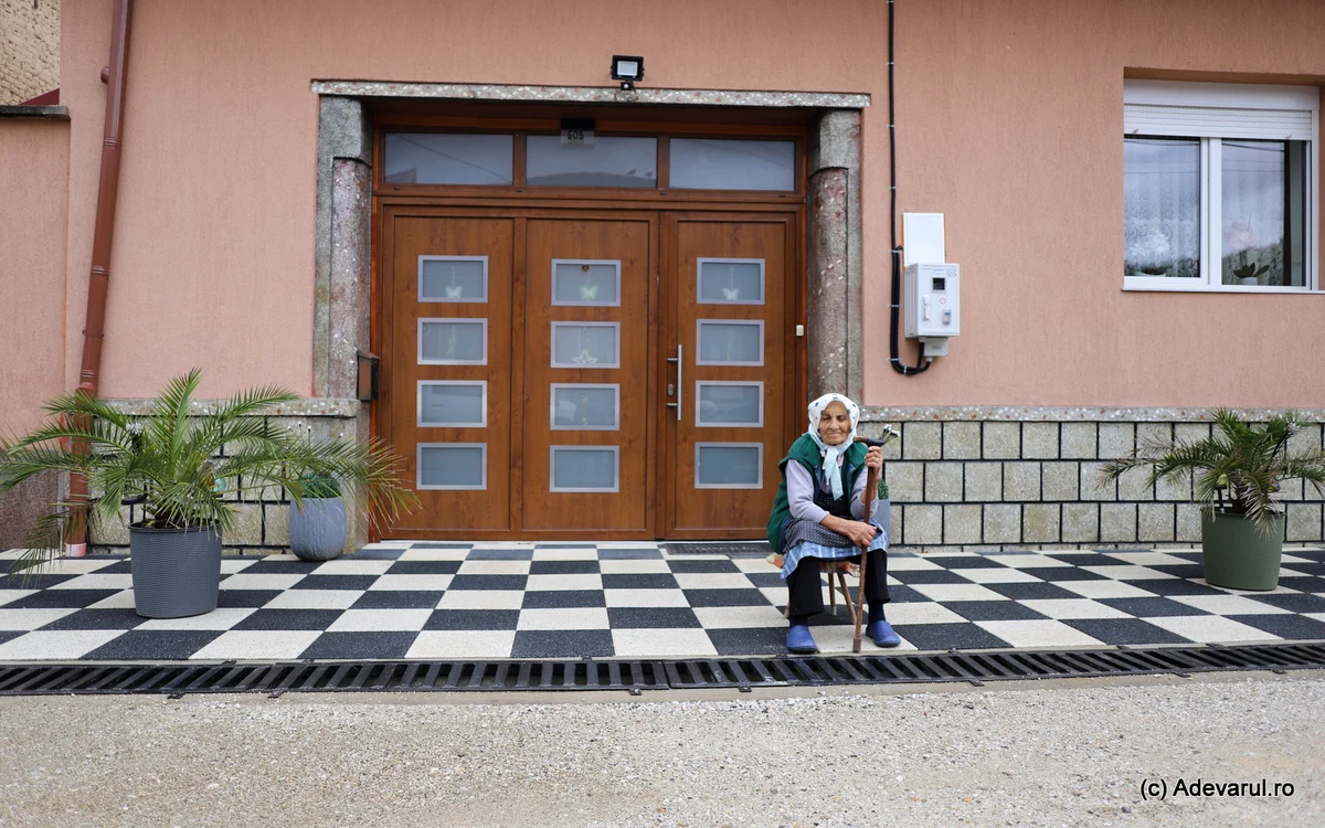 Marta, o localnică din Carașova care își așteaptă nepoții acasă, de sărbători. Foto: Daniel Guță.