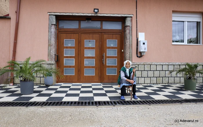 Marta, o localnică din Carașova care își așteaptă nepoții acasă, de sărbători. Foto: Daniel Guță.