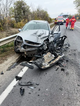 Traficul este întrerupt temporar din cauza accidentului FOTO: Imagini amator