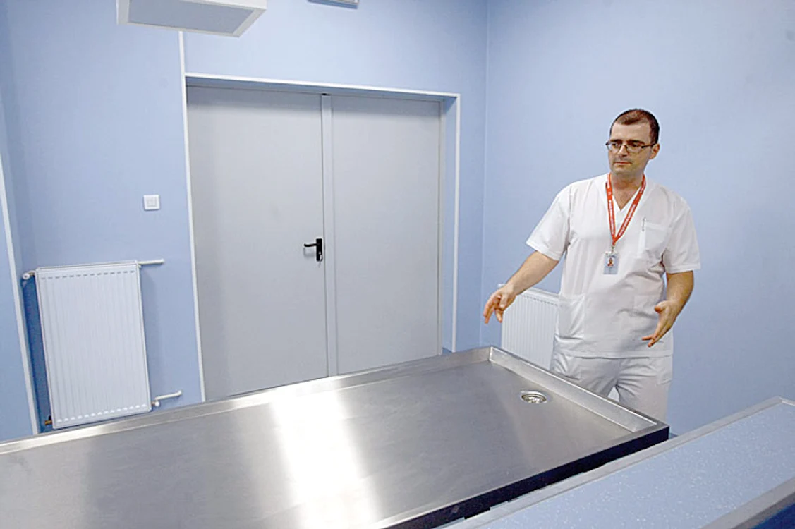 În camera de  decontaminare  sunt aduşi copii  contaminaţi cu diferite  substanţe chimice 