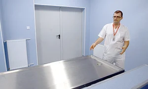 În camera de  decontaminare  sunt aduşi copii  contaminaţi cu diferite  substanţe chimice  jpeg