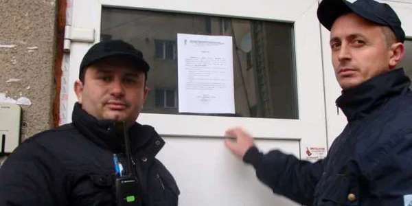 Agenţii comunitari Daniel Mitroi şi Cosmin Chiriţoiu lipeau astăzi afişe pe strada Victoria