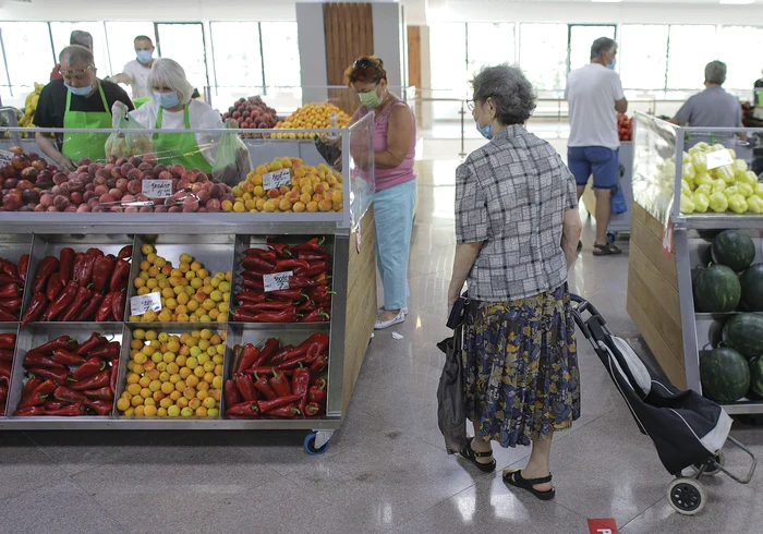 
    După ce şi-a vândut marfa la piaţa din Constanţa, familia din Maramureş a pornit spre casăFoto: Inquam Photos   