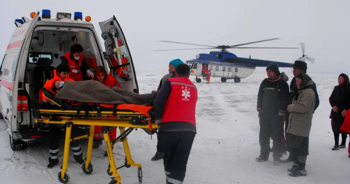 Bolnavii au fost transportați cu elicopterul la spital