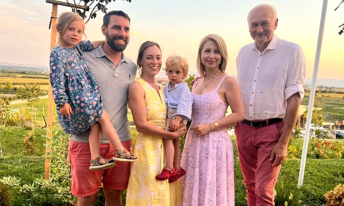Alina Maria și Nicolae al României alaturi de cei doi copii foto Facebook jpg