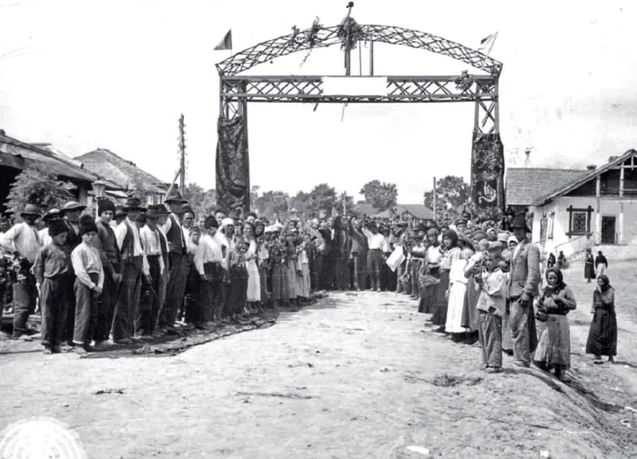 Vestea unirii,  primită cu bucurie în Lăpuşna (fotografie realizată cu ocazia vizitei prim-ministrului Alexandru Marghiloman,  1918)