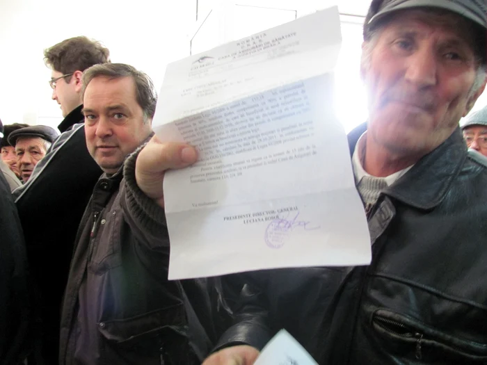 Oamenii stau ore în şir la coadă să-şi plătească dările la CJAS