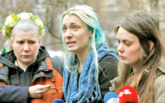 Minsk, Belarus – sunt  batjocorite de poliţişti