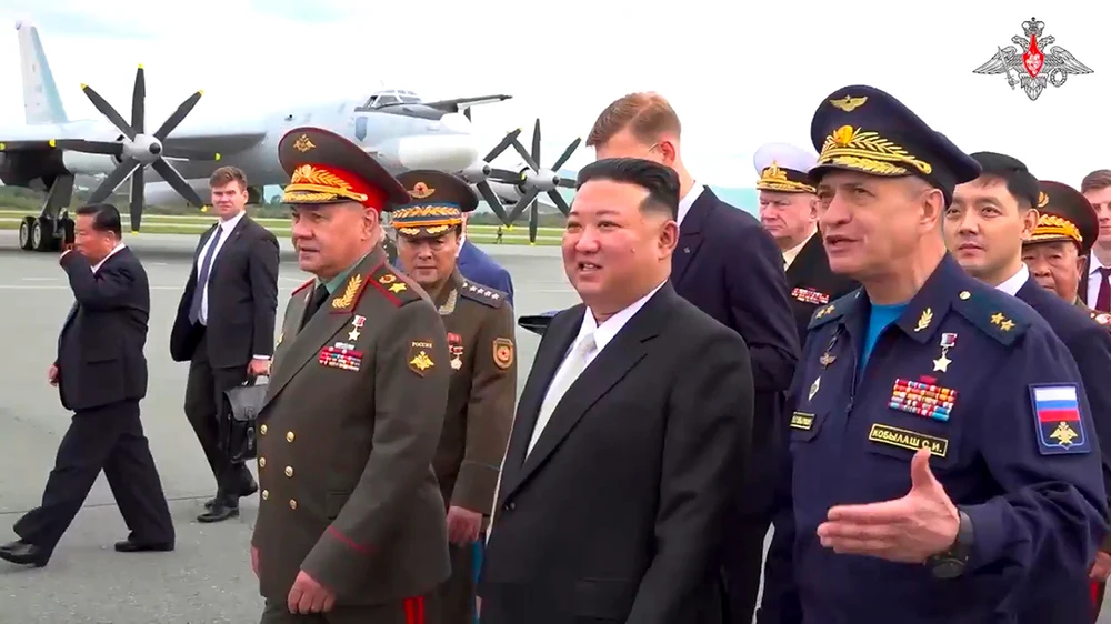 Șoigu i-a prezentat lui Kim Jong-Un bombardierele rusești: „Pot zbura de la Moscova până în Japonia şi înapoi”