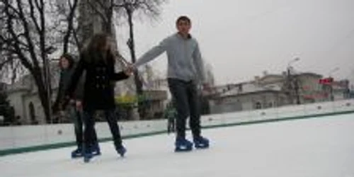Tinerii se pot distra la patinoar zilnic