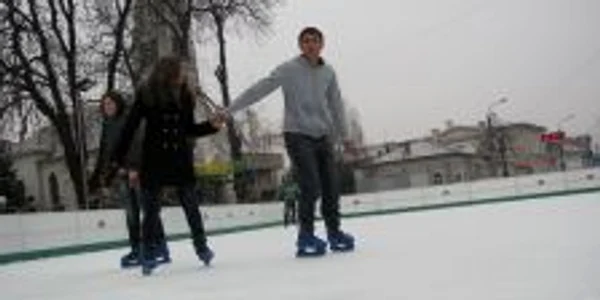 Tinerii se pot distra la patinoar zilnic