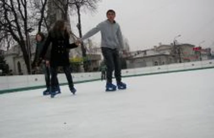 Tinerii se pot distra la patinoar zilnic