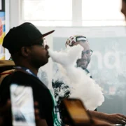 Fumatori de tigari electronice FOTO EPA-EFE