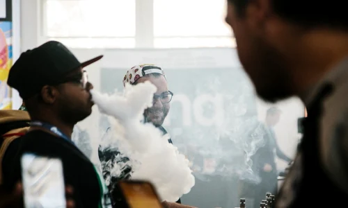 Fumatori de tigari electronice FOTO EPA-EFE