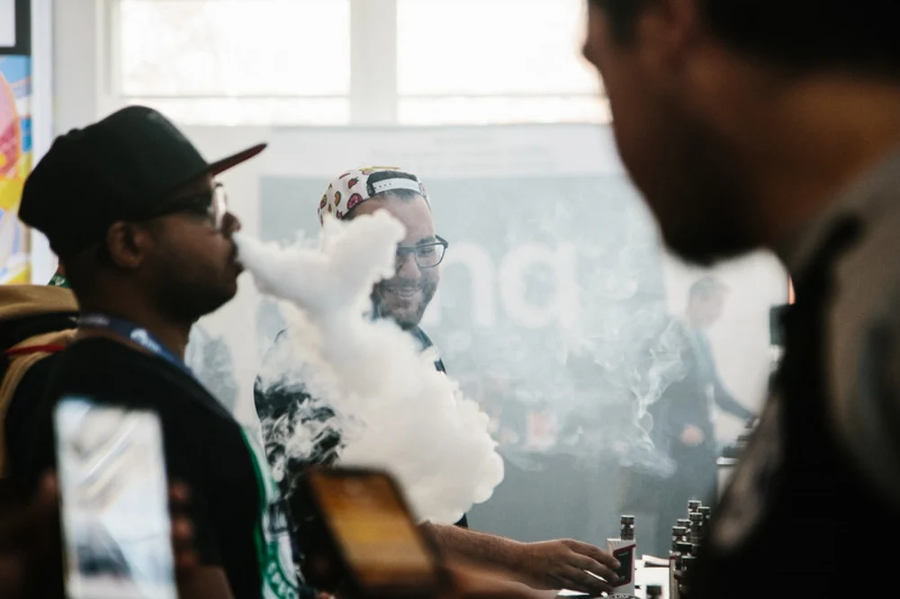 Cum să-mi ajut adolescentul să nu mai folosească țigări electronice