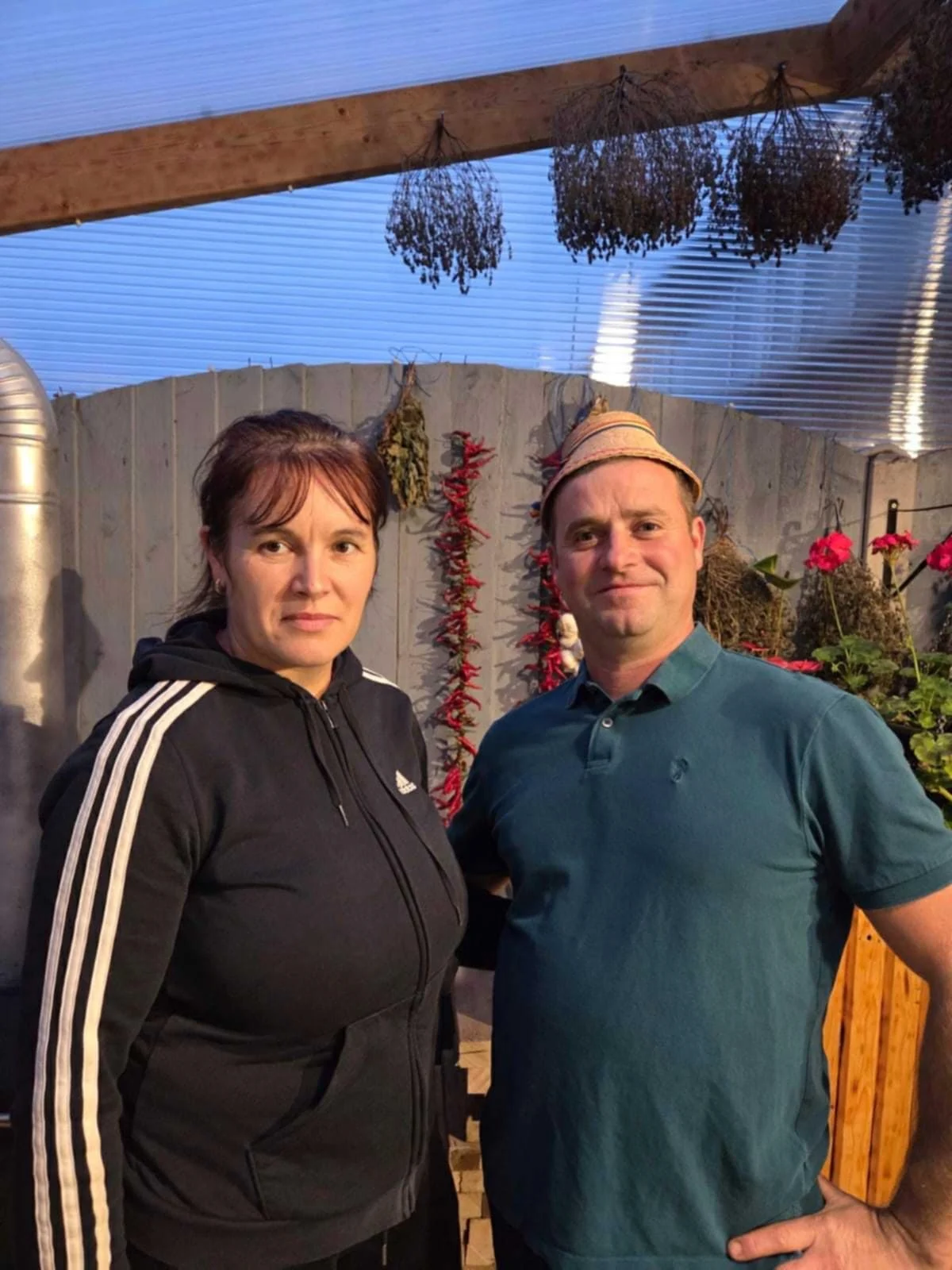 Viața satului, în inima Angliei: o familie de români din Marea Britanie și-a recreat gospodăria ca acasă: „Creștem găini și rațe, muncim cu dragoste pământul”