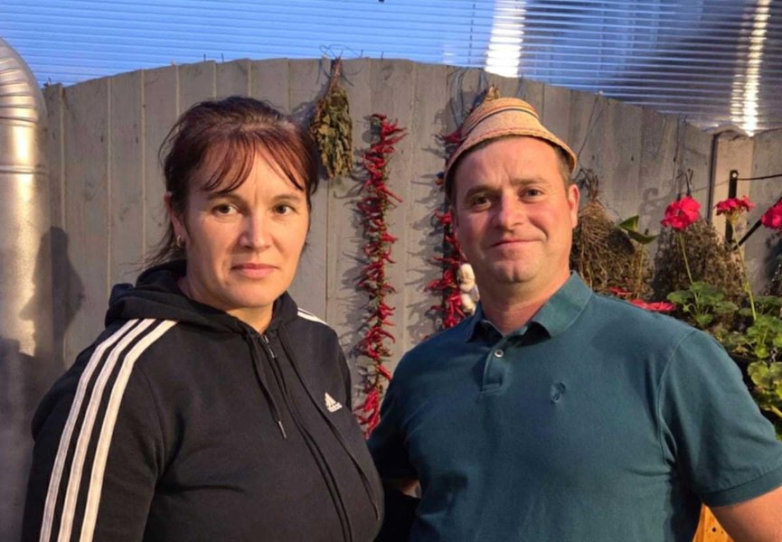 O familie de români din Marea Britanie și-a recreat gospodăria ca acasă: „Creștem găini și rațe, muncim cu dragoste pământul”
