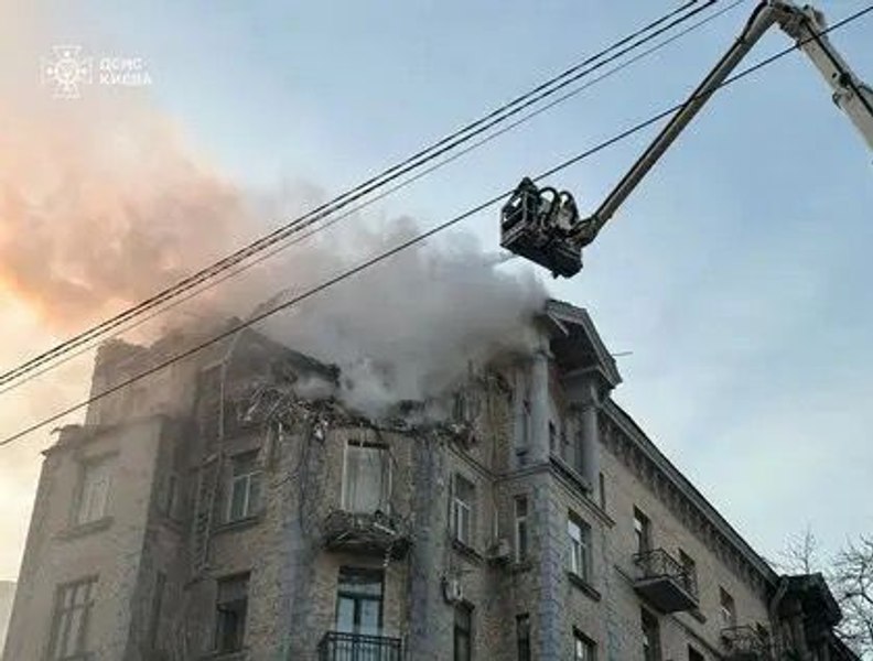 Rușii au atacat masiv Kievul cu drone, de Anul Nou. O clădire cu cinci etaje a fost parțial distrusă