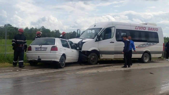 Autoturismul şi microbuzul s-au ciocnit aproape frontal