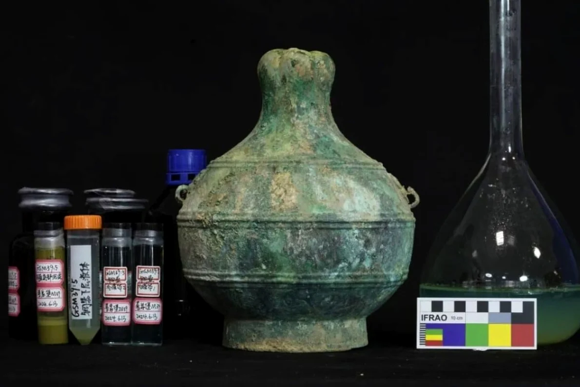 Un vas de vin din bronz, bine conservat, din perioada Statelor Combatante, care conținea vin vechi de 2.300 de ani, a fost descoperit în cimitirul Shanjiabao