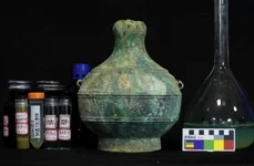 Un vas de vin din bronz, bine conservat, din perioada Statelor Combatante, care conținea vin vechi de 2.300 de ani, a fost descoperit în cimitirul Shanjiabao