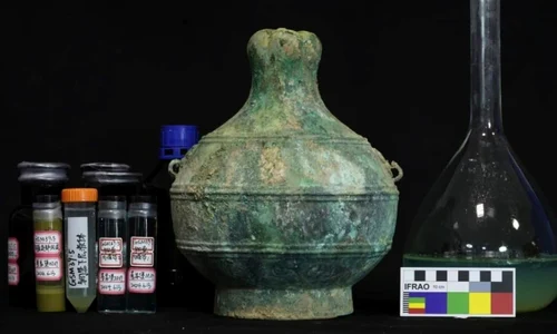 Un vas de vin din bronz, bine conservat, din perioada Statelor Combatante, care conținea vin vechi de 2.300 de ani, a fost descoperit în cimitirul Shanjiabao
