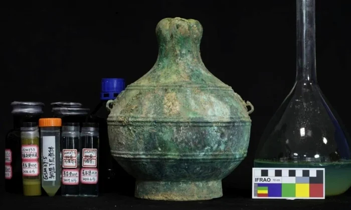 Un vas de vin din bronz, bine conservat, din perioada Statelor Combatante, care conținea vin vechi de 2.300 de ani, a fost descoperit în cimitirul Shanjiabao
