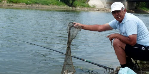 Lili Drăgoi ne arată peştele prins în cele patru ore de "pândă"