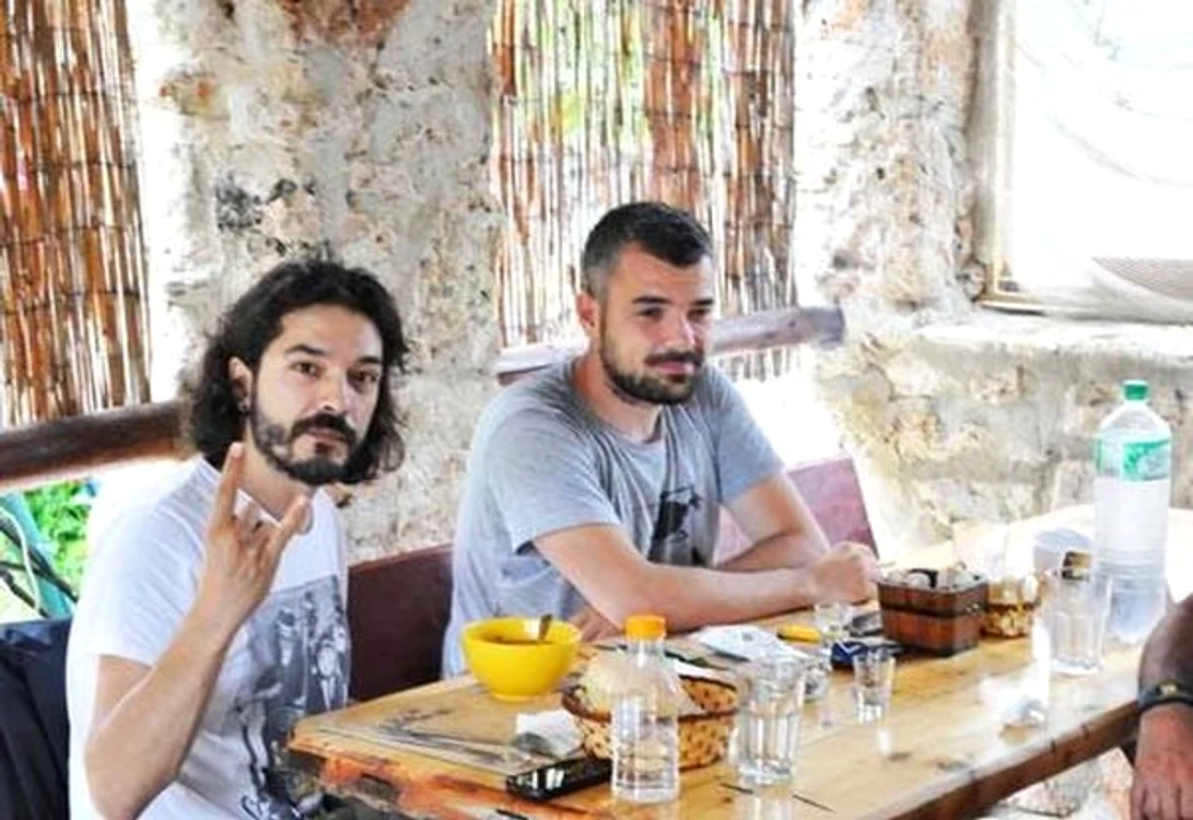 Adi Despot şi Costin Mincu, unul din patronii Colectiv, la masă la o terasă de pe litoral