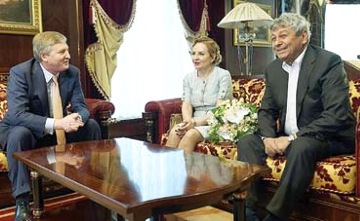 
    Mircea Lucescu şi soţia lui au fost invitaţii patronului Ahmetov la despărţire  