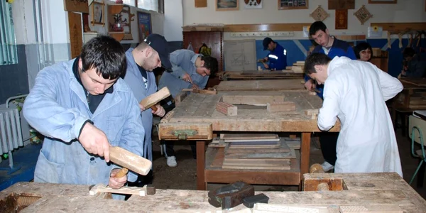 Acum, elevii primesc după zece clase un certificat de competenţă profesională