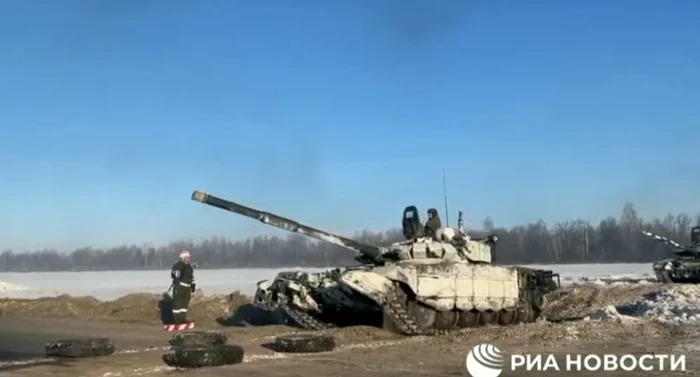 Imagini cu trupele care se retrag din zona apropiată Ucrainei, publicate de ruşi foto: captură video