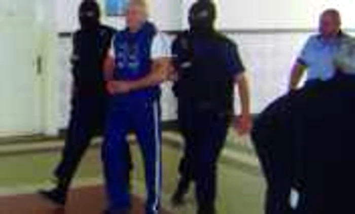 Arad: Clanul lui Rohozneanu continuă să facă „spectacol” în sala de judecată