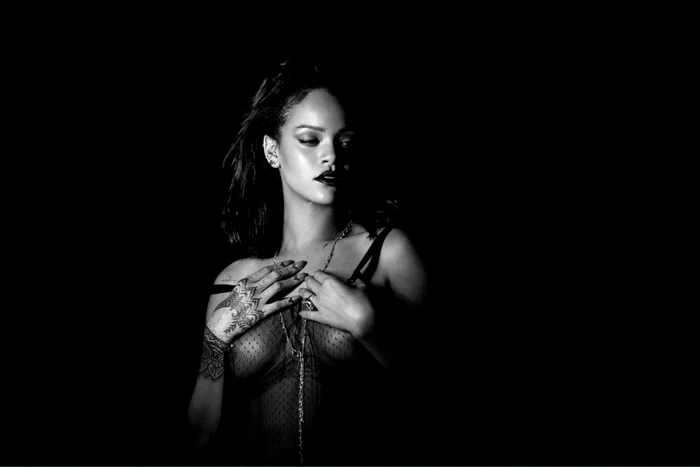 Rihanna îşi arată
sânii în cel mai nou videoclip FOTO Hepta