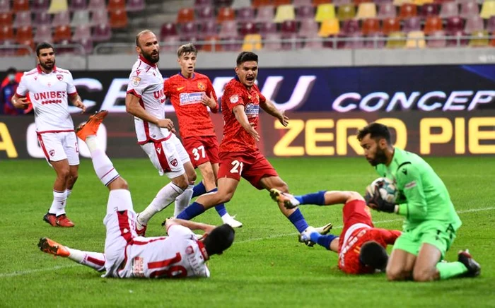 
    Căderea lui Man din careu, din minutul 75, a dus la acordarea unui penalty și a unui cartonaș roșuFOTO: Sportpictures.eu  