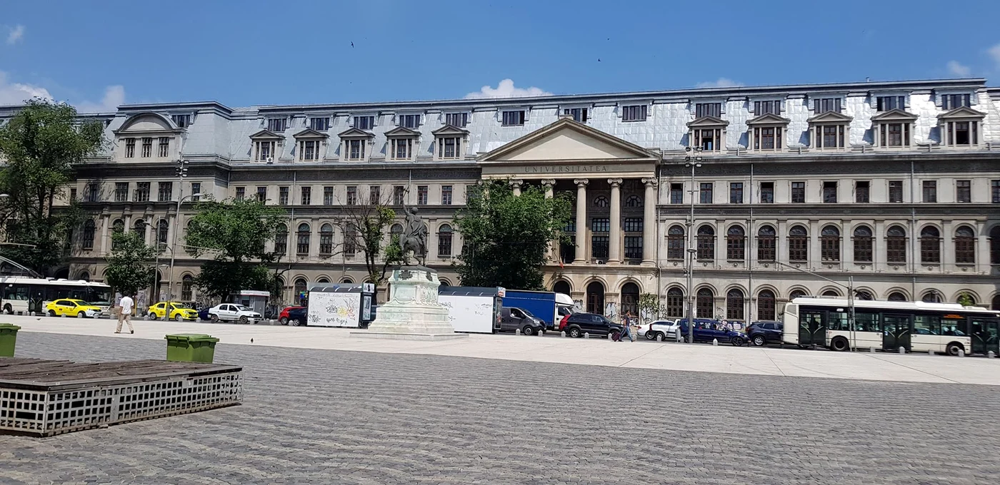 Universitatea a fost construită pe locul vechii Academii Domnești, iar statuia lui Mihai Viteazul stă chiar pe locul fostei biserici ridicate de BrâncoveanuFoto: Gabriel Peneș