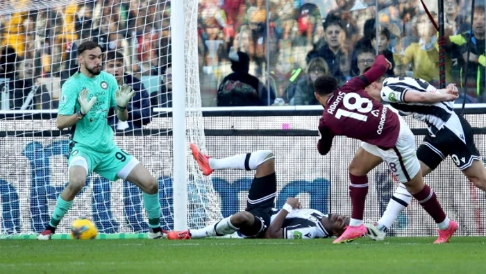 Răzvan Sava, „executat” de scoțianul Che Adams FOTO gazzetta.it