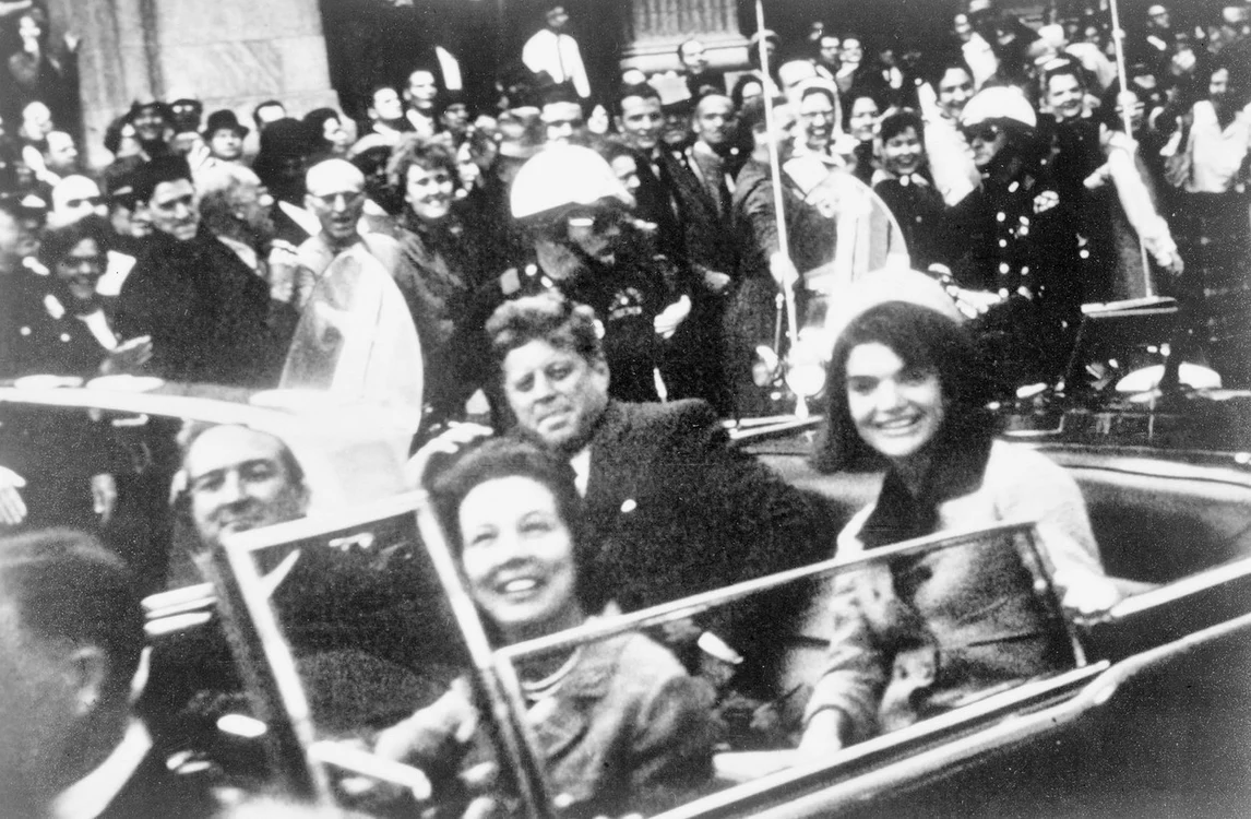John F. Kennedy alături de soția sa.