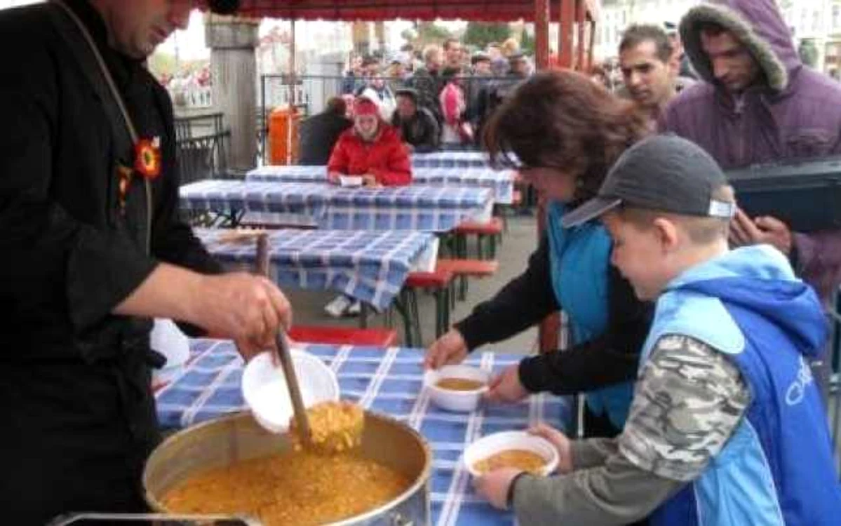 Brăilenii vor primi gratuit câte o porţie de fasole cu cârnaţi