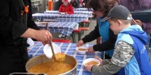 Brăilenii vor primi gratuit câte o porţie de fasole cu cârnaţi