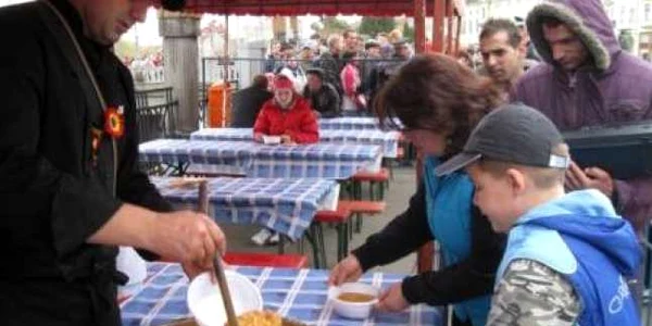 Brăilenii vor primi gratuit câte o porţie de fasole cu cârnaţi