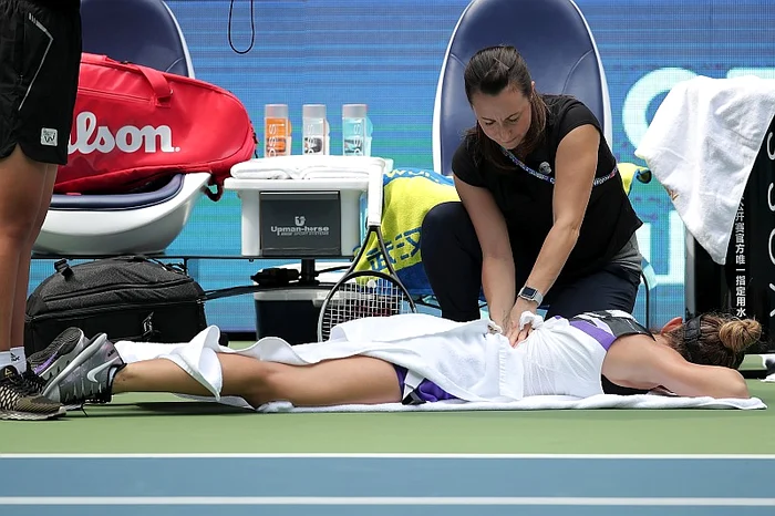 
    Simona Halep a solicitat asistență medicală în primul set al meciului cu Elena RibakinaFoto: Guliver / GettyImages  