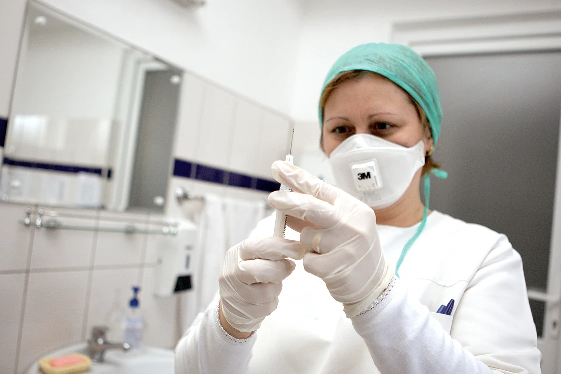 De vaccin gratuit vor beneficia mai întâi persoanele aflate în categorii de risc