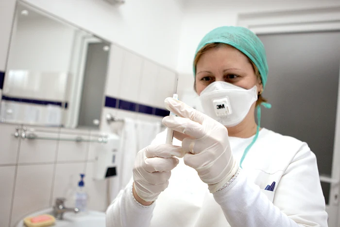 
    De vaccin gratuit vor beneficia mai întâi persoanele aflate în categorii de risc  