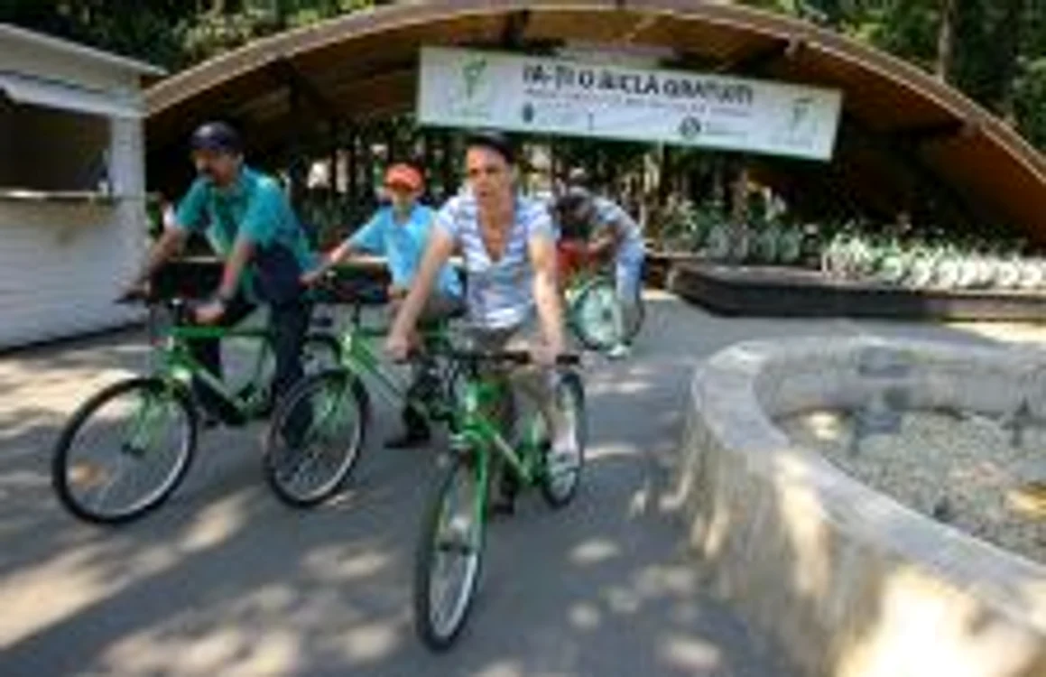 Zeci de mii de bucureşteni au închiriat de la începutul acstui an biciclete verzi FOTO Arhivă