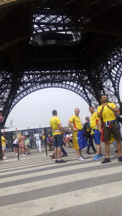Suporterii naţionalei sunt în număr mare în zona de lângă Turnul Eiffel