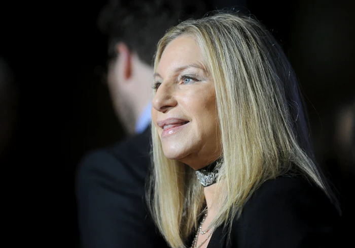 
    Barbra Streisand are acum trei câini: Scarlet, Violet şi Fanny  