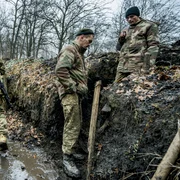 Grup de soldați ucraineni în tabăra din pădurile de lângă linia frontului din Bahmut - Război Ucraina FOTO Profimedia 